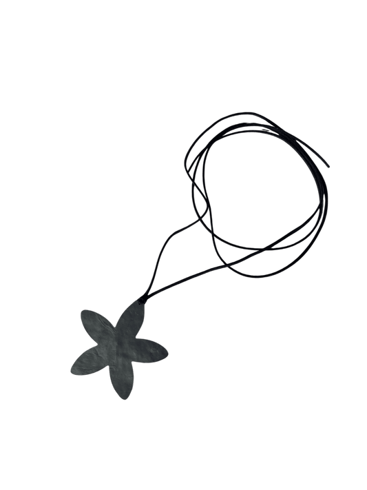 Collar de tiento con flor de color