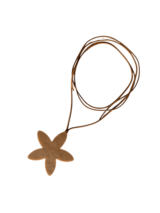 Collar de tiento con flor de color